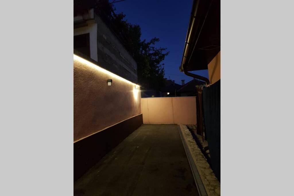 Apartman Sa Garazom I Internetom SJJ Esterno foto