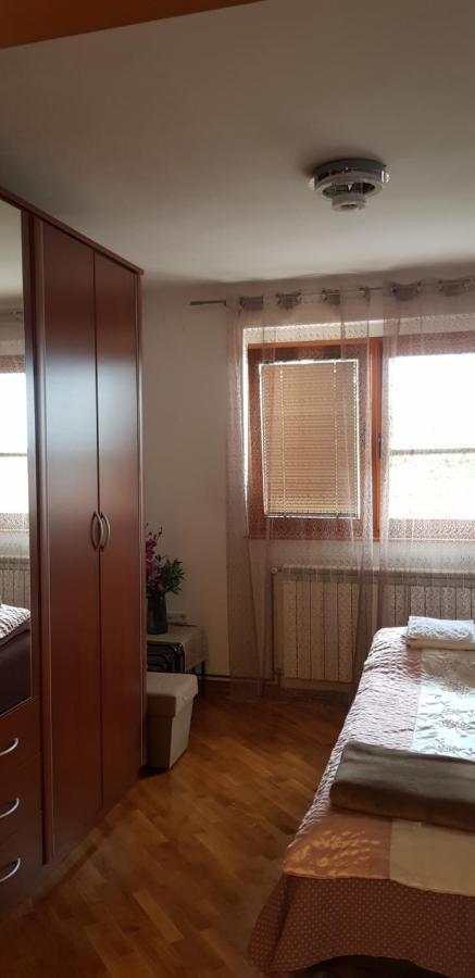 Apartman Sa Garazom I Internetom SJJ Esterno foto